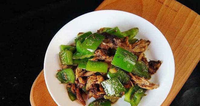 让你随手拿下的小炒拆骨肉（传统技艺现代化，一把刀，一口香。）-第3张图片-美味行家