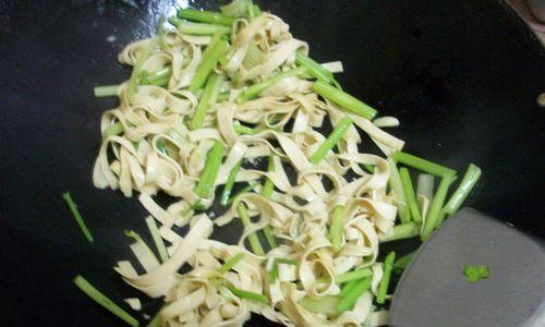 香芹千张炒得鲜嫩美味（做法简单，让你一饱口福）-第3张图片-美味行家