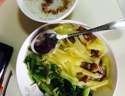 美味香肠炒土豆丝（学会做香肠炒土豆丝，成为家庭厨艺高手！）-第2张图片-美味行家