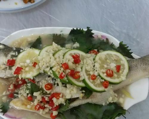 泰式青柠檬蒸鱼——清新爽口的泰式美食-第1张图片-美味行家