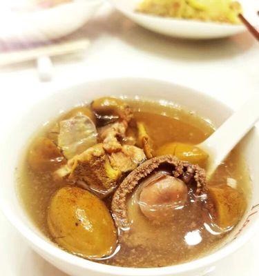 鲍鱼佳肴，橄榄滋味——以鲜橄榄炖鲍鱼的制作-第2张图片-美味行家