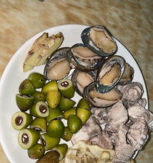 鲍鱼佳肴，橄榄滋味——以鲜橄榄炖鲍鱼的制作-第3张图片-美味行家