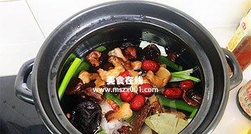 以紫砂锅为神器，烹制美味香菇鸡汤（让鲜美的菌香与鸡肉浓郁交融，滋味清香鲜美）-第3张图片-美味行家