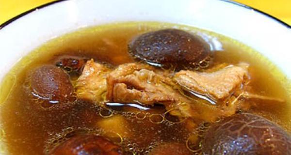 以紫砂锅为神器，烹制美味香菇鸡汤（让鲜美的菌香与鸡肉浓郁交融，滋味清香鲜美）-第1张图片-美味行家