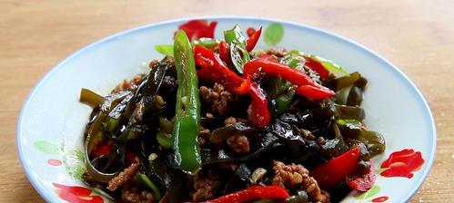 学会做一道美味健康的肉丝炒海带（掌握海带烹饪技巧，享受口感多样化）-第1张图片-美味行家