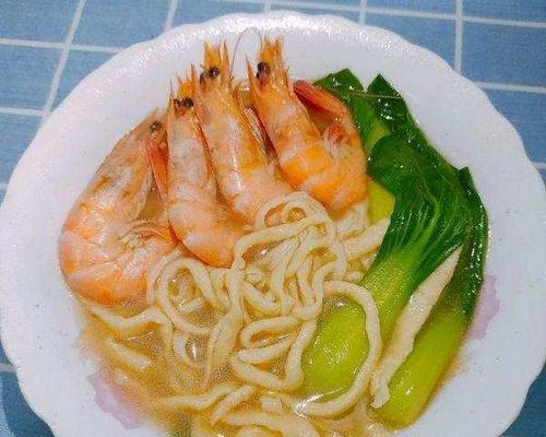 以鲜虾热汤面为主题的家庭美食制作（享受鲜虾的美味，体验热汤面的舒适，让家人口福无穷）-第3张图片-美味行家