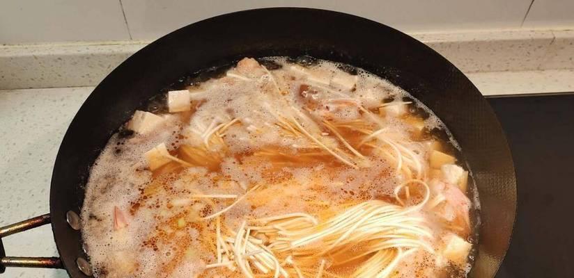 以鲜虾热汤面为主题的家庭美食制作（享受鲜虾的美味，体验热汤面的舒适，让家人口福无穷）-第1张图片-美味行家