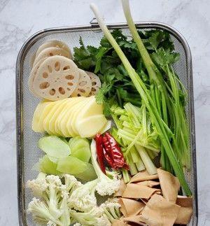 品尝新版麻辣香锅（探寻秘制调料的制作技巧和独特风味）-第1张图片-美味行家