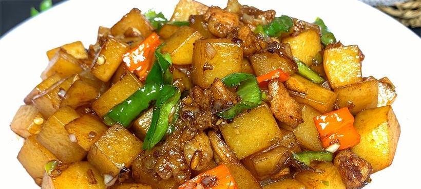 猪皮烧土豆，味道美轮美奂（用猪皮提升土豆口感的秘密，最佳搭配不容错过）-第1张图片-美味行家