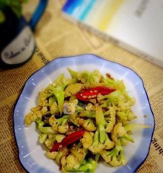 双椒炒花菜，美味易做！（做法详解，让你轻松享受美食盛宴）-第2张图片-美味行家