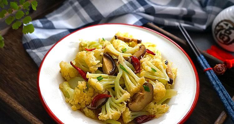 双椒炒花菜，美味易做！（做法详解，让你轻松享受美食盛宴）-第1张图片-美味行家
