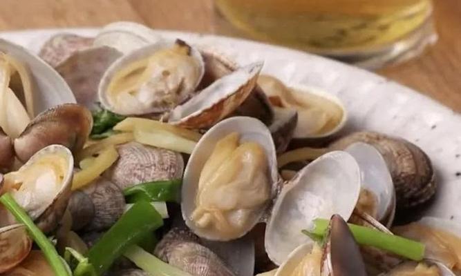 美味炒蛤蜊，香气扑鼻（用香芹为调味，做出鲜美佳肴）-第2张图片-美味行家