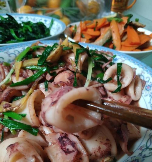 用香煎鱿鱼圈制作美食佳肴（学会如何以最好的方式煎制鱿鱼圈，体验美食饕餮盛宴）-第2张图片-美味行家