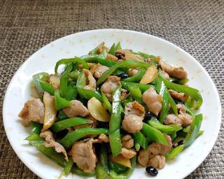 家常美食｜口感爽脆的青椒肉片炒法（简单易学，健康美味，清爽适口，炒青椒肉片的诀窍！）-第1张图片-美味行家