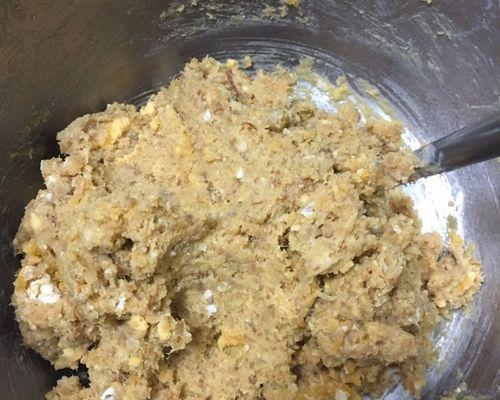 咸蛋黄肉松馅的美食制作（用富有创意的方式感受美味佳肴）-第2张图片-美味行家