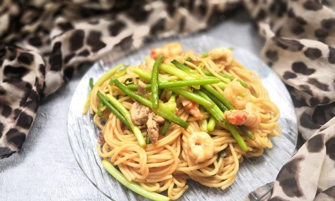 一道简单又美味的家常面食——西红柿蒜苔肉丝面（用新鲜蔬菜和肉类制作的美味面食，营养丰富又开胃）-第1张图片-美味行家