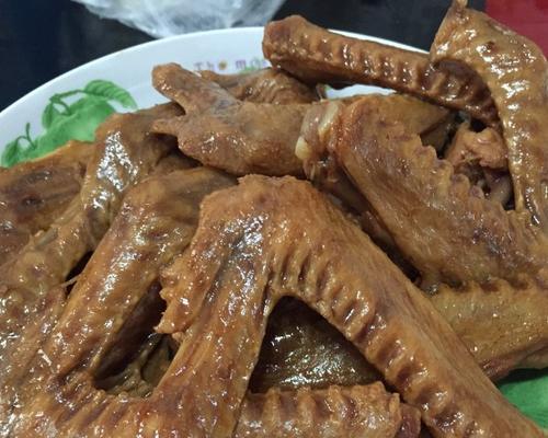香辣卤鸭翅的制作方法（教你做一道美味的香辣卤鸭翅）-第1张图片-美味行家
