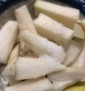 腌白萝卜，美味又健康的家常小菜（制作腌白萝卜的步骤和口感特点）-第3张图片-美味行家