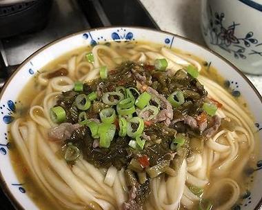 肉圆酸菜面的制作（一口咬下，回味无穷的美食）-第2张图片-美味行家