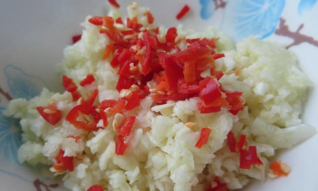 芝麻拼盘，一份营养丰富的美食（以芝麻为主的拼盘，轻松制作美味佳肴）-第3张图片-美味行家