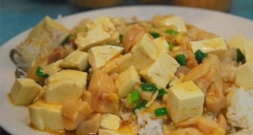 美味易做的咸鱼鸡粒豆腐（短时间内制作的口感丰富的家常菜）-第1张图片-美味行家