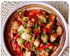 美味易做的咸鱼鸡粒豆腐（短时间内制作的口感丰富的家常菜）-第3张图片-美味行家