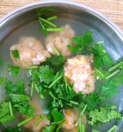 用水打造口感鲜嫩的鸡胸肉丸子（以水穿透丸子，让口感更入味）-第1张图片-美味行家