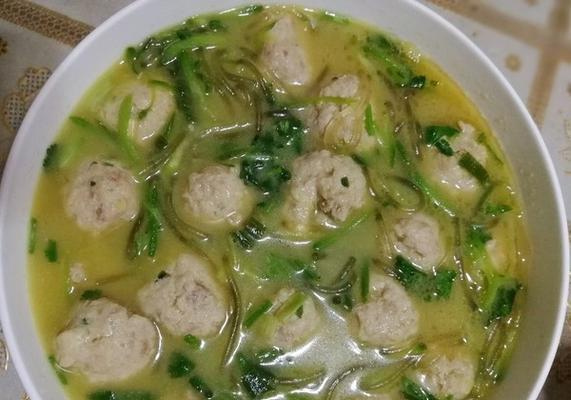 小白菜粉丝贡丸汤的做法（营养美味，轻松自制）-第3张图片-美味行家