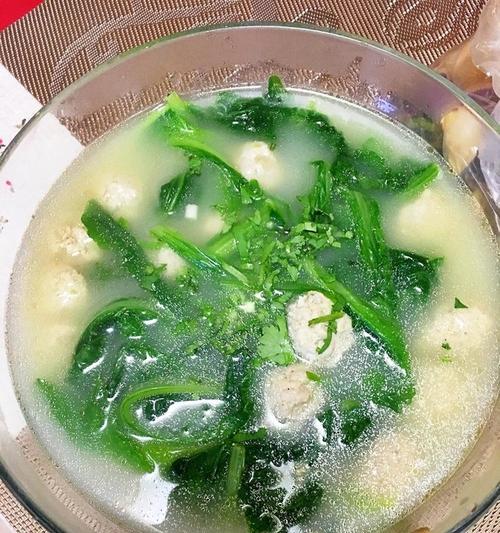 小白菜粉丝贡丸汤的做法（营养美味，轻松自制）-第1张图片-美味行家