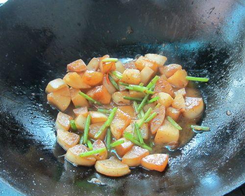 如何制作美味的鱼汤萝卜丁泡饭（家庭料理方案，鲜美可口，一键轻松烹饪）-第2张图片-美味行家