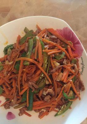 素炒胡萝卜丝的做法（简单易学的素食美味/健康生活的选择/营养丰富的素菜佳肴）-第1张图片-美味行家