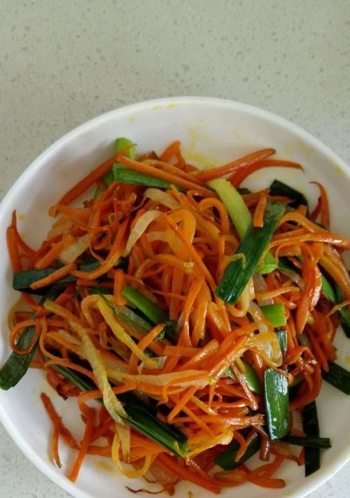 素炒胡萝卜丝的做法（简单易学的素食美味/健康生活的选择/营养丰富的素菜佳肴）-第3张图片-美味行家