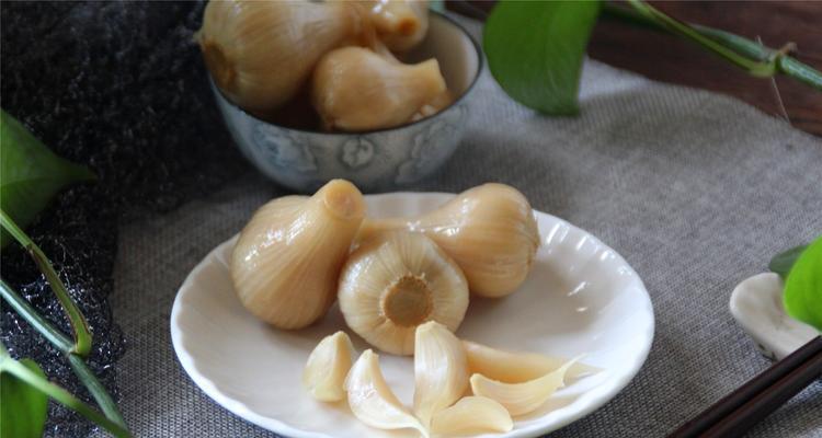 教你如何自制美味腌咸蒜（健康、美味、易学，腌咸蒜带给你健康生活）-第3张图片-美味行家