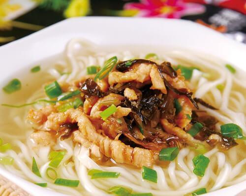 砂锅肉丝面，美味又营养的传统美食（从选材到烹制，手把手教你做出香喷喷的砂锅肉丝面）-第2张图片-美味行家