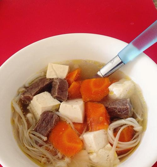 豌豆牛肉汤的做法（学会做一碗滋补营养的汤）-第1张图片-美味行家