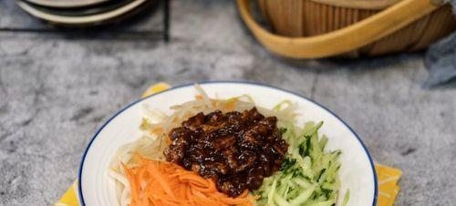 中华美食传统经典——炸酱面（一份激发味蕾的美味佳肴）-第2张图片-美味行家