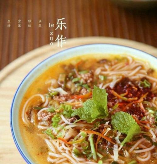云南小锅米线的制作方法（让你在家也能品尝地道的云南小锅米线美食）-第1张图片-美味行家