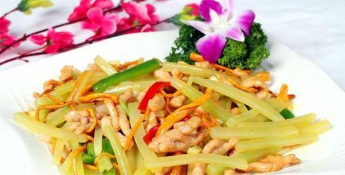肉片炒莴笋萝卜丝，营养美味的家常菜（做法简单易学，让你在家也能享受餐馆级别美食）-第1张图片-美味行家