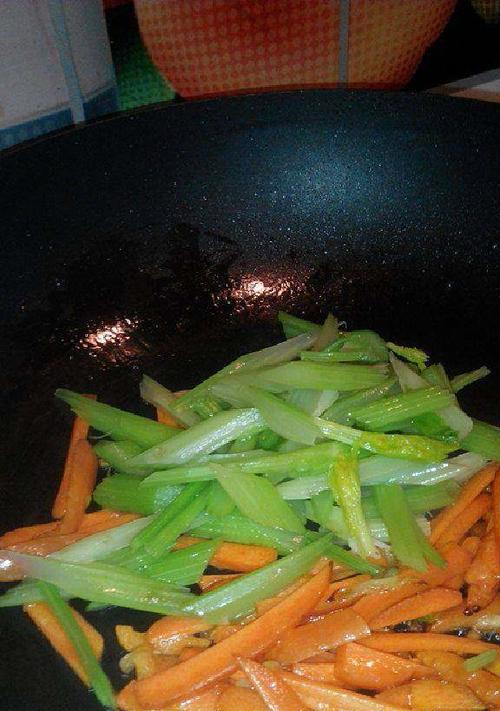 简单又美味！做土豆芹菜胡萝卜条的方法分享（快速做出口感独特的美食）-第2张图片-美味行家