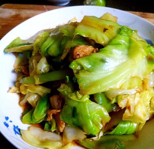 手撕卷心菜炒五花肉（做法详解，让你轻松入手）-第3张图片-美味行家