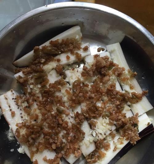 午餐肉蒸茄子，营养又美味（以午餐肉的鲜美与茄子的清爽为主角，轻松制作一道下饭好菜）-第2张图片-美味行家