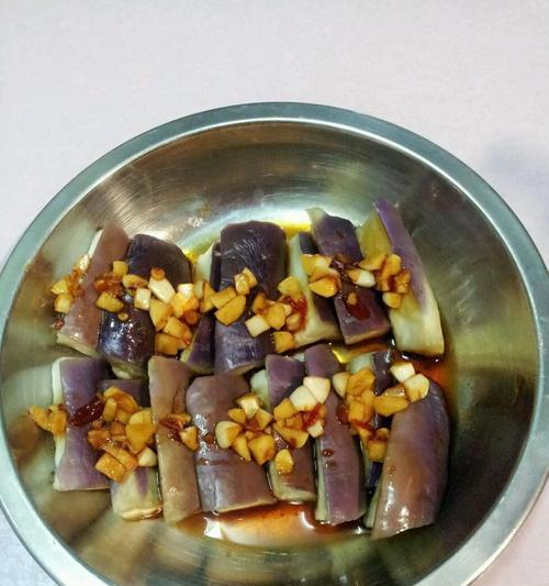 午餐肉蒸茄子，营养又美味（以午餐肉的鲜美与茄子的清爽为主角，轻松制作一道下饭好菜）-第3张图片-美味行家