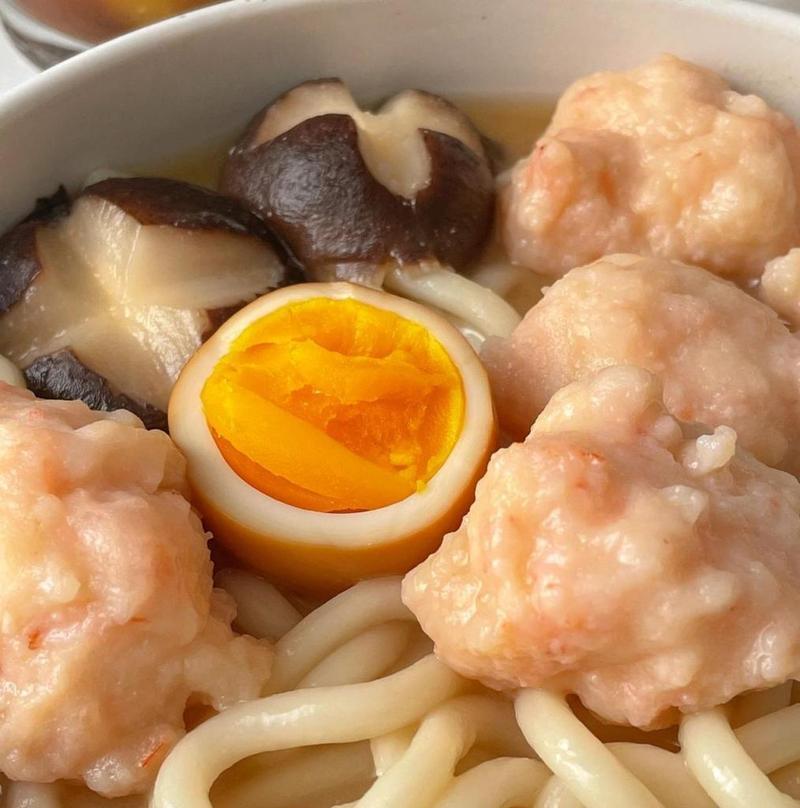 美味鲜蘑焖乌冬，美食界的新宠！（以蘑菇为主料，营养丰富，美味可口；中式美食的代表之一）-第1张图片-美味行家