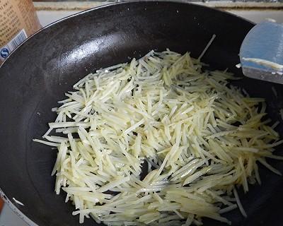 美味可口的土豆丝炒蛋（一道简单易学的家常菜）-第3张图片-美味行家