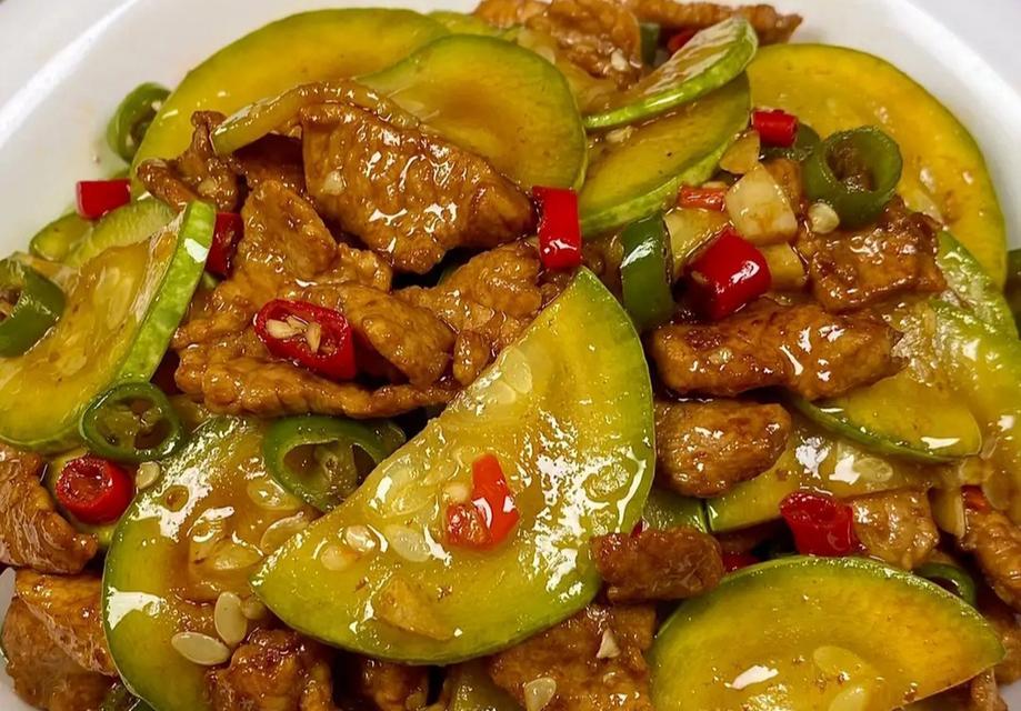 肉炒青红椒的美味做法（怎样做出口感鲜美、色香味俱佳的肉炒青红椒）-第2张图片-美味行家
