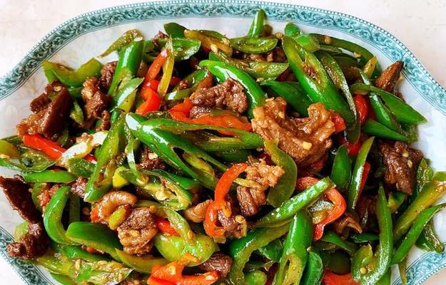 肉炒青红椒的美味做法（怎样做出口感鲜美、色香味俱佳的肉炒青红椒）-第3张图片-美味行家