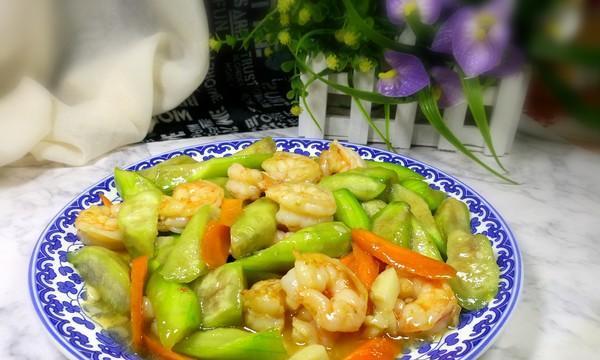 虾仁小炒，美味可口的海鲜佳肴（教你制作美味虾仁小炒，让你吃出家常味道！）-第3张图片-美味行家