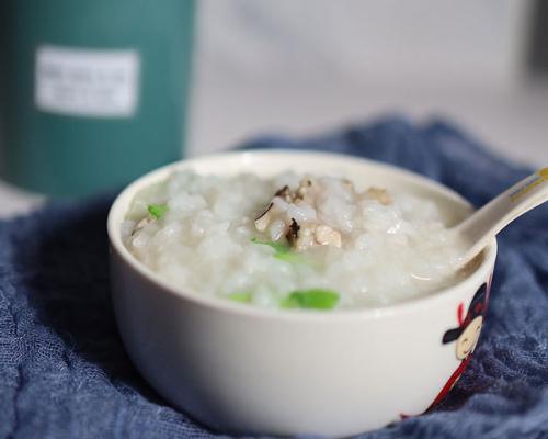 一碗温暖的香菇肉片粥，满足你的味蕾（用爱为家人煮一碗健康美味的粥，让他们感受到温馨的关爱）-第3张图片-美味行家