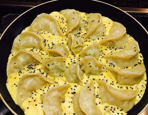 健康美味，鲜蔬鸡蛋煎饺的做法（用新鲜蔬菜和鸡蛋，制作又营养又好吃的煎饺）-第1张图片-美味行家