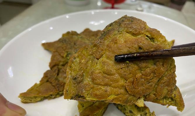 香椿煎土鸡蛋的做法（以香椿为主料，煎出美味的土鸡蛋）-第2张图片-美味行家